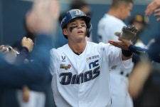 눈 밑에 ‘ㅎㅎ’ ‘위닝 가즈아’…개성 표현 수단된 ‘아이블랙’