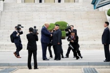5cm 군사분계선 둔턱은 그대로… 남북미 판문점 회동 2주년 [청계천 옆 사진관]