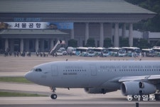 청해부대원 301명 귀환…軍수송기 성남 서울공항 도착