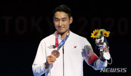 ‘돌아온 맏형’ 김정환, 3회 연속 올림픽 메달…한국 펜싱 새 역사
