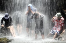 “폭포수 맞으며 더위 잊어요”