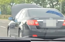 “앞이 보이긴 할까”…보닛 열린 채로 질주한 차량 (영상)