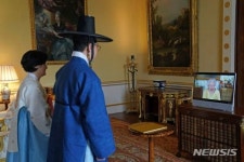 ‘갓’ 쓰고 英 여왕 알현한 한국 대사…“‘킹덤’ 인기에 준비”