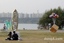 한강공원서 즐기는 조각작품…크라운해태, 세계 최대 야외 조각전시회 개최
