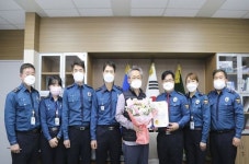 경찰, 보이스피싱 인출책 신고한 은행원·택시기사에 감사장 수여