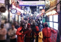 핼러윈 이틀 앞둔 ‘불금’에…북적이는 이태원 거리 [청계천 옆 사진관]