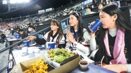 737일만의 ‘야구장 치맥’… 잠실구장 1만2422명 ‘직관’