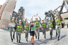 업계 최초 ‘탈석탄 경영’ 선포… 폐플라스틱 재활용으로 자원순환 앞장