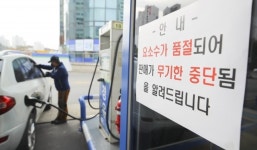 길게 늘어선 시민들, 멈춘 구급차… 사진으로 보는 요소수 대란 [청계천 옆 사진관]