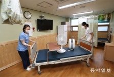코로나 중환자병상 1년새 8배 늘렸지만 포화… “쥐어짜기 한계”
