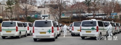 [단독]코로나19 사망자 급증…화장장에 몰린 영구차[청계천 옆 사진관]