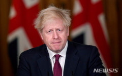 지지율 하락에 당내 반기까지… ‘정치적 위기’ 맞은 英 보리스 존슨
