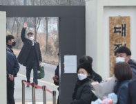 이석기 전 의원 출소에 인파로 가득한 대전교도소 앞 [청계천 옆 사진관]