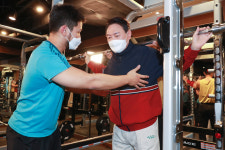 헬스장 간 尹 “비과학적 거리두기” 비판…소상공인엔 반값임대료 공약