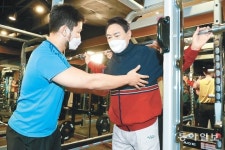 尹 “사회복지사 처우개선-소상공인 반값 임차료” 중도확장 행보