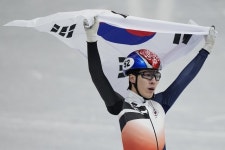 황대헌, 편파판정 뚫고 금메달 쾌거…男쇼트트랙 1500m