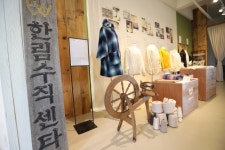 17년 만에 부활한 제주 이시돌목장의 명품 니트 ‘한림수직’[전승훈 기자의 아트로드]