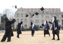 “올해도 조용하게”…코로나 속 거리두기 졸업식[청계천 옆 사진관]