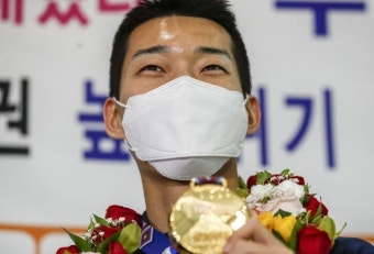금의환향한 ‘세계챔피언’ 우상혁 “파리올림픽 금메달 도전”