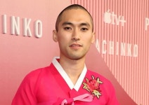 ‘파친코’ 출연배우, 女노인 성희롱 게시물 논란