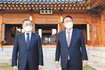 尹 “집무실 이전 꼭 하고싶다” 文 “협조하겠다”