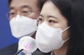 설훈 “얼굴 몰라, 마스크 벗어달라”…박지현 반응은
