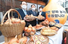 SPC그룹-농협, 무안 양파농가 지원, “양파빵 6종 출시, 취약계층엔 기부”