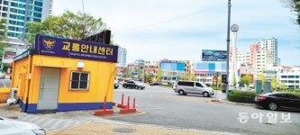 [현장속으로]‘울산 랜드마크’ 신정동 공업탑 로터리에 웬 가건물 초소?