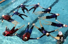 생존수영 배우는 초등생들