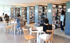 카페처럼 변신한 대학 도서관… “자리 경쟁 치열해”[청계천 옆 사진관]