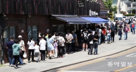 “손님이 2배 늘었어요” 靑개방 특수로 삼청동 활기…임대문의 급증