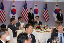 尹, 예이츠詩 인용 “한미는 훌륭한 친구”…바이든 “함께 갑시다”