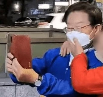 이재명, 여성 지지자에 기습 뽀뽀 당할뻔…간신히 피했다 (영상)