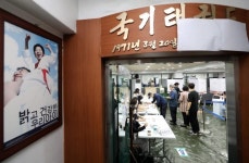 투표소에 웬 야구공-안경-헬스기구? 이색 투표소 눈길[청계천 옆 사진관]