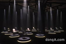 밀라노 가구박람회에 등장한 디올… 필립 스탁 협업 ‘미스디올 메달리온 의자’ 공개
