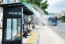 폭염 식혀주는 버스정류장