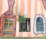 알록달록 동화마을 들른 손님, 자연에 예의를 갖추세요[전승훈 기자의 아트로드]