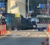 단대오거리역 인근 도로 땅꺼짐 발생…트럭 빠져