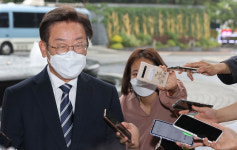 이재명, 한밤중 ‘개딸’과 소통 “정치 입문 후회? 많다”