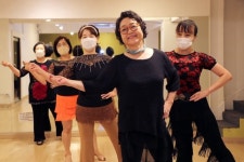 “댄스로 당뇨 이겨낸 후 등산까지…운동은 최고의 노후 대책”[양종구의 100세 시대 건강법]