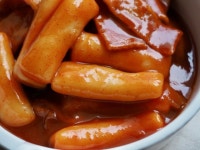 “치킨무 썩고 떡볶이 불었다” 리뷰에…사장 “손님 얼굴 탓”