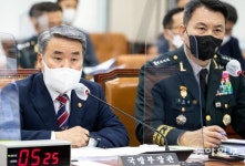 해군 최영함 통신두절… 국방장관, 한달 가까이 몰라