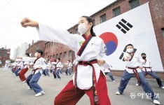 어제 77주년 광복절… “태권도로 순국선열 기립니다”
