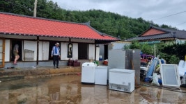 “양동이로 물 쏟아붓는듯”…강릉 주문진, 폭우에 주택-도로 피해 잇따라