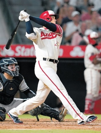 오타니 2년 연속 30홈런… MLB 첫 10승-30홈런