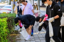 “같이 뛰며 쓰레기 주워요”… 친환경 이벤트 열어 MZ세대와 접점 마련