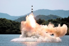 北, 저수지서 미니 SLBM 발사… 南 겨냥 전술핵 노골적 위협