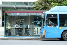 미세먼지 정화 장치에 실내온도 자동 조절까지…진화하는 버스 정류장[청계천 옆 사진관]