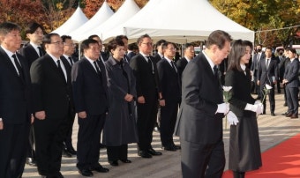 尹대통령 부부, 이태원 참사 희생자 조문…말없이 헌화·묵념만