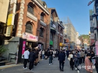 관객은 돌아왔지만 배우·기술자 떠난 대학로…팬데믹 후유증 앓는 공연계